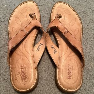 Size 9 Born leather camel colored flip flops.